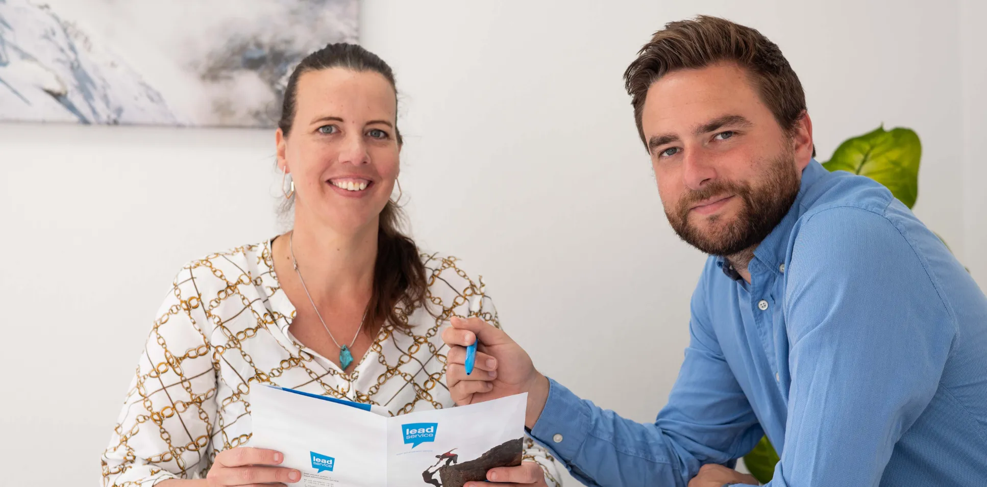 Stephanie en Niels Deprez bespreken een stopzettingsdossier