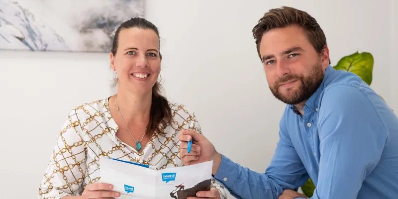 Stephanie en Niels Deprez bespreken samen een stopzettingsdossier