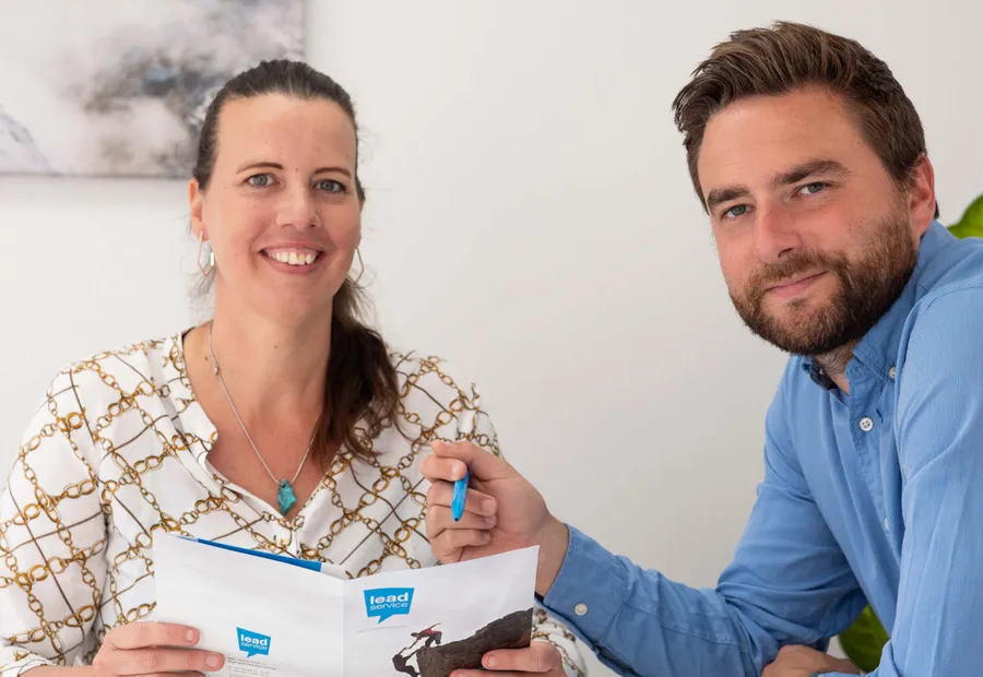 Stephanie en Niels bespreken een stopzettingsdossier