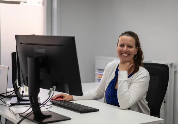 Stephanie aan haar bureau