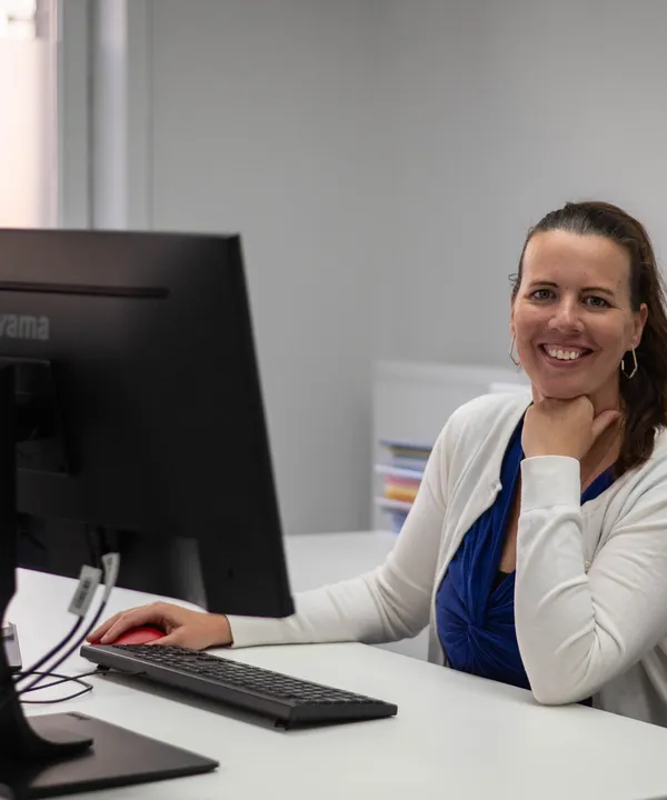 Stephanie aan haar bureau