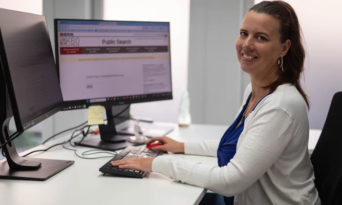 Stephanie bekijkt een dossier in bijberoep