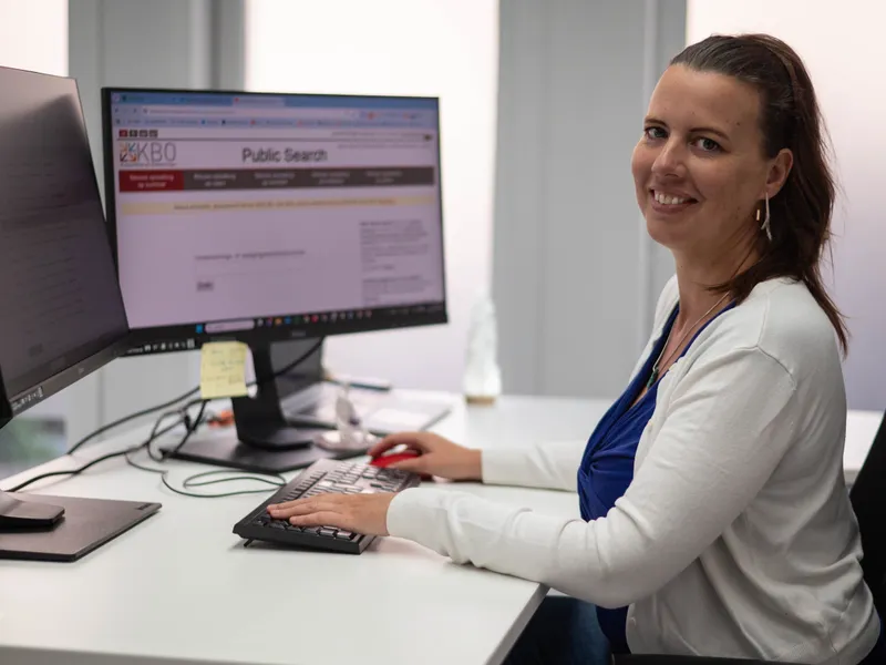 Stephanie bekijkt een dossier in bijberoep